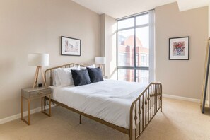 1 habitación, tabla de planchar con plancha, wifi y ropa de cama