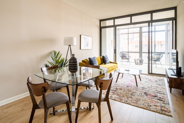 TV - Marvelous Court House 1BR w/ Pool & Gym, nr Restaurants, by Blueground (Northern Virginia)