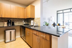 Interior - Marvelous Court House 1BR w/ Pool & Gym, nr Restaurants, by Blueground (Northern Virginia)