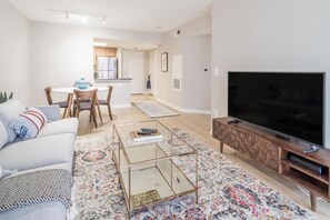 TV - Modern Court House 1BR w/ Elevator, near Plaza & Dining, by Blueground (Northern Virginia)