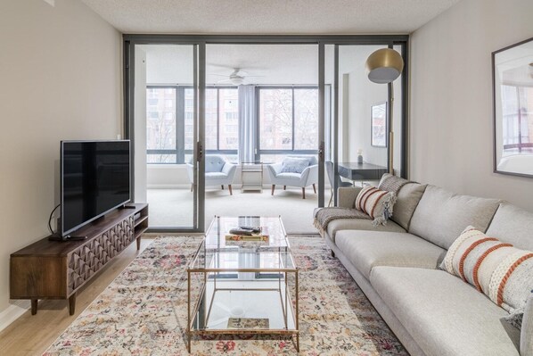 TV - Modern Court House 1BR w/ Elevator, near Plaza & Dining, by Blueground (Northern Virginia)