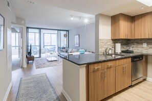 Interior - Modern Court House 1BR w/ Elevator, near Plaza & Dining, by Blueground (Northern Virginia)