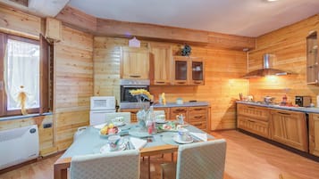 Standard Studio (Borgata Family Studio Ski In Ski Out) | Private kitchen | Fridge, microwave, oven, stovetop