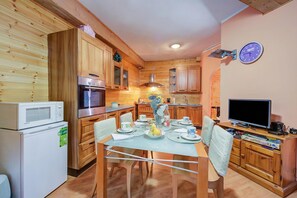 Standard Studio (Borgata Family Studio Ski In Ski Out) | Private kitchen | Fridge, microwave, oven, stovetop - Borgata Family Studio Ski In Ski Out 300m (Sestriere)