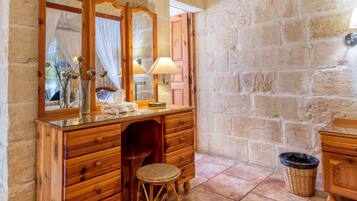 Family Townhome, 3 Bedrooms, Microwave (Ta'Leli Pool Farmhouse in Gozo) | Interior