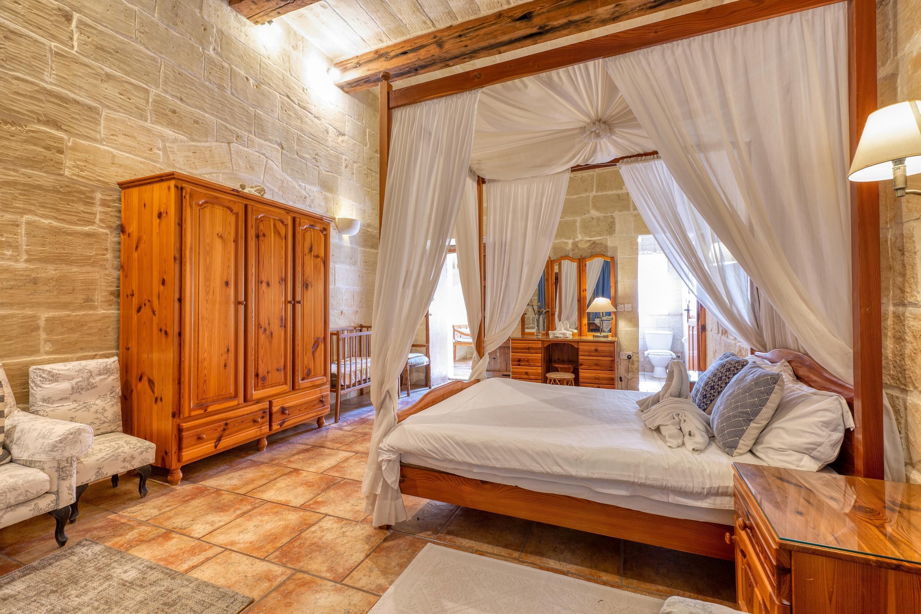 Townhouse – familie, flere soverom (Ta'Leli Pool Farmhouse in Gozo) | 3 soverom, strykejern/-brett, wi-fi (inkludert) og sengetøy