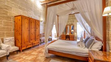 Townhouse – familie, flere soverom (Ta'Leli Pool Farmhouse in Gozo) | 3 soverom, strykejern/-brett, wi-fi (inkludert) og sengetøy