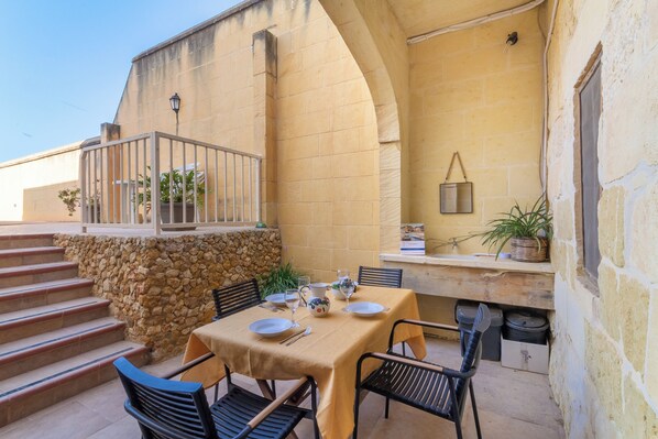 Townhouse – familie, flere soverom (Ta'Leli Pool Farmhouse in Gozo) | Utendørsservering