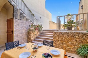Familie resortwoning, meerdere slaapkamers (Ta'Leli Pool Farmhouse in Gozo) | Buiten dineren