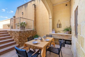 Casa de ciudad familiar, varias habitaciones (Ta'Leli Pool Farmhouse in Gozo) | Restaurante al aire libre