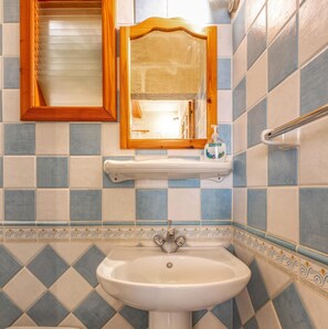 Family Townhome, Multiple Bedrooms (Ta'Leli Pool Farmhouse in Gozo) | Bathroom | Combined shower/tub, towels, soap, shampoo