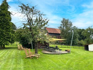 Outdoor dining - Spacious and beautifully furnished group home (Naumburg)