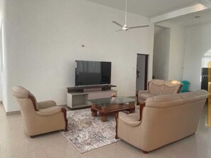 Casa familiar | Zona de estar | Smart TV de 24 pulgadas con canales digitales
