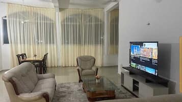 Rumah Keluarga | Area keluarga | Smart TV 24-inci dengan saluran TV digital