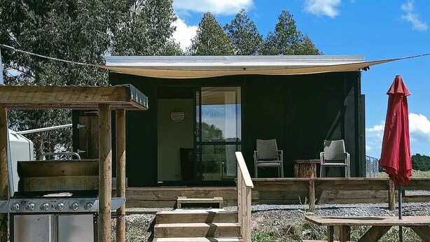 Outdoor dining - Cabin by pond & camping option (Carterton)
