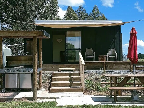 Outdoor dining - Cabin by pond & camping option (Carterton)