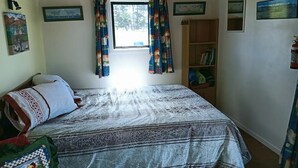 1 bedroom, bed sheets - Cabin by pond & camping option (Carterton)