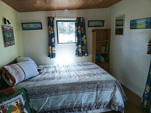 1 bedroom, bed sheets - Cabin by pond & camping option (Carterton)