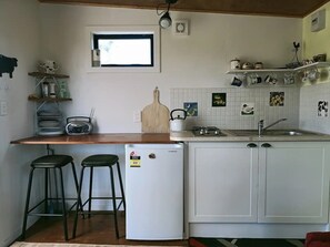 Private kitchen - Cabin by pond & camping option (Carterton)