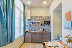 Apartamento | Cocina privada | Frigorífico pequeño, microondas, placa de cocina y plancha
