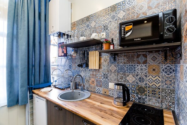 Apartamento | Cocina privada | Frigorífico pequeño, microondas, placa de cocina y plancha