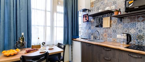 Appartement | Privékeuken | Een mini-koelkast, een magnetron, een kookplaat, een bakplaat
