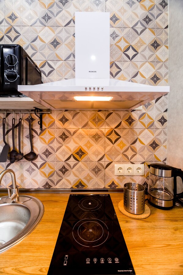 Frigobar, microondas, placa de cocina, plancha de cocina