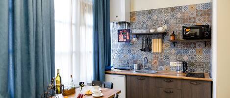 Apartamento | Cocina privada | Frigorífico pequeño, microondas, placa de cocina y plancha