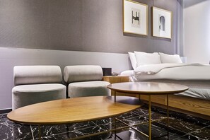 Muebles diferentes, escritorio y wifi gratis 