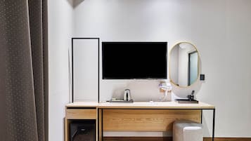 Habitación doble estándar (previously Pacific Hotel GimpoAirport) | Muebles diferentes, escritorio y wifi gratis