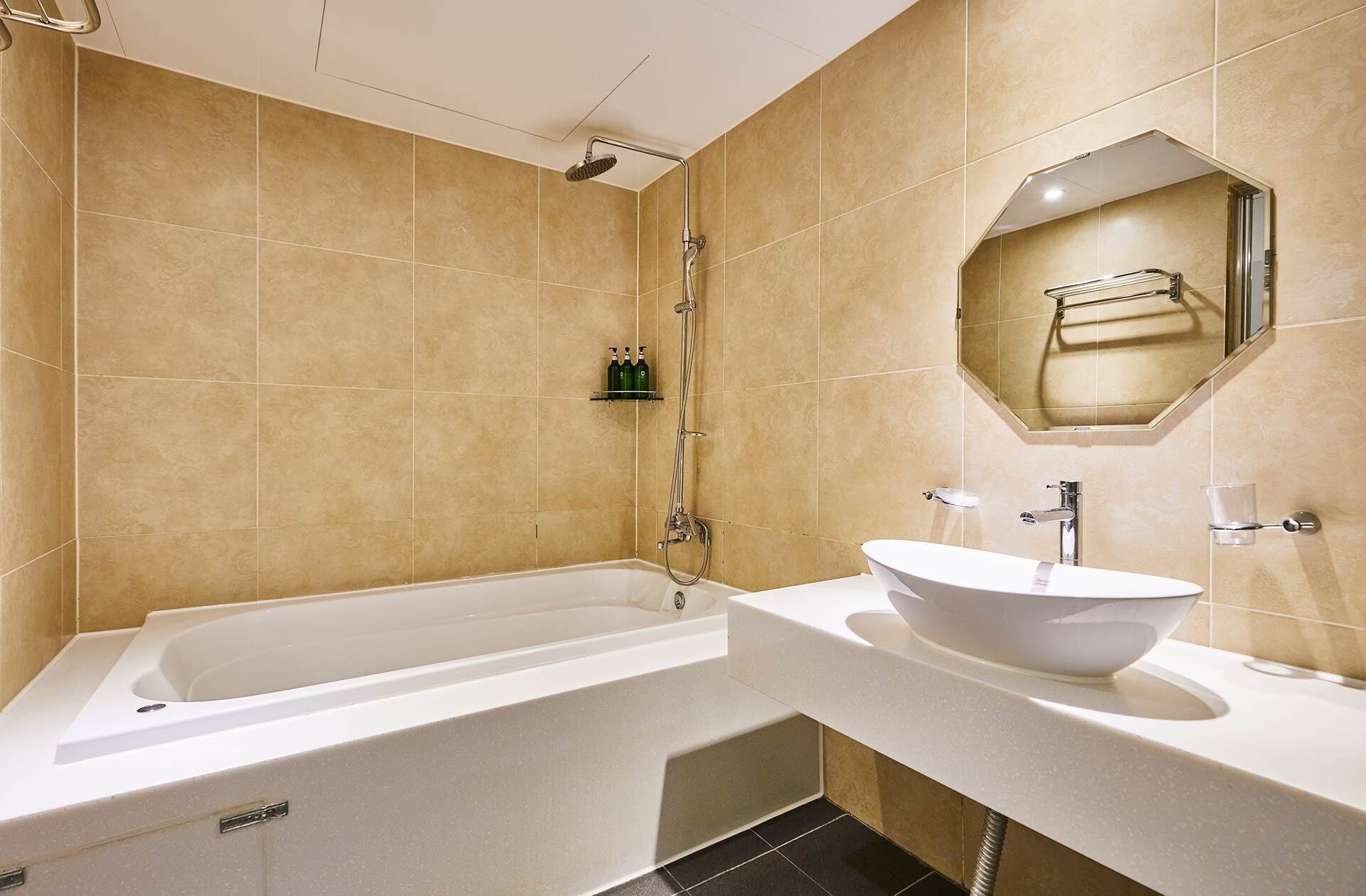 Suite (previously Pacific Hotel GimpoAirport) | Bathroom