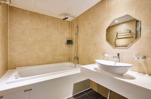 Suite (previously Pacific Hotel GimpoAirport) | Bathroom - SEESUN HOTEL GimpoAirport (Seoul)