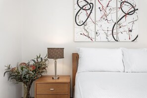 2 bedrooms, desk, iron/ironing board, WiFi - High-Floor 2-Bed CBD Unit With Views & Amenities (Brisbane City)