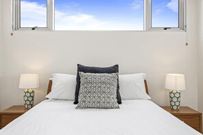 2 bedrooms, desk, iron/ironing board, WiFi - High-Floor 2-Bed CBD Unit With Views & Amenities (Brisbane City)