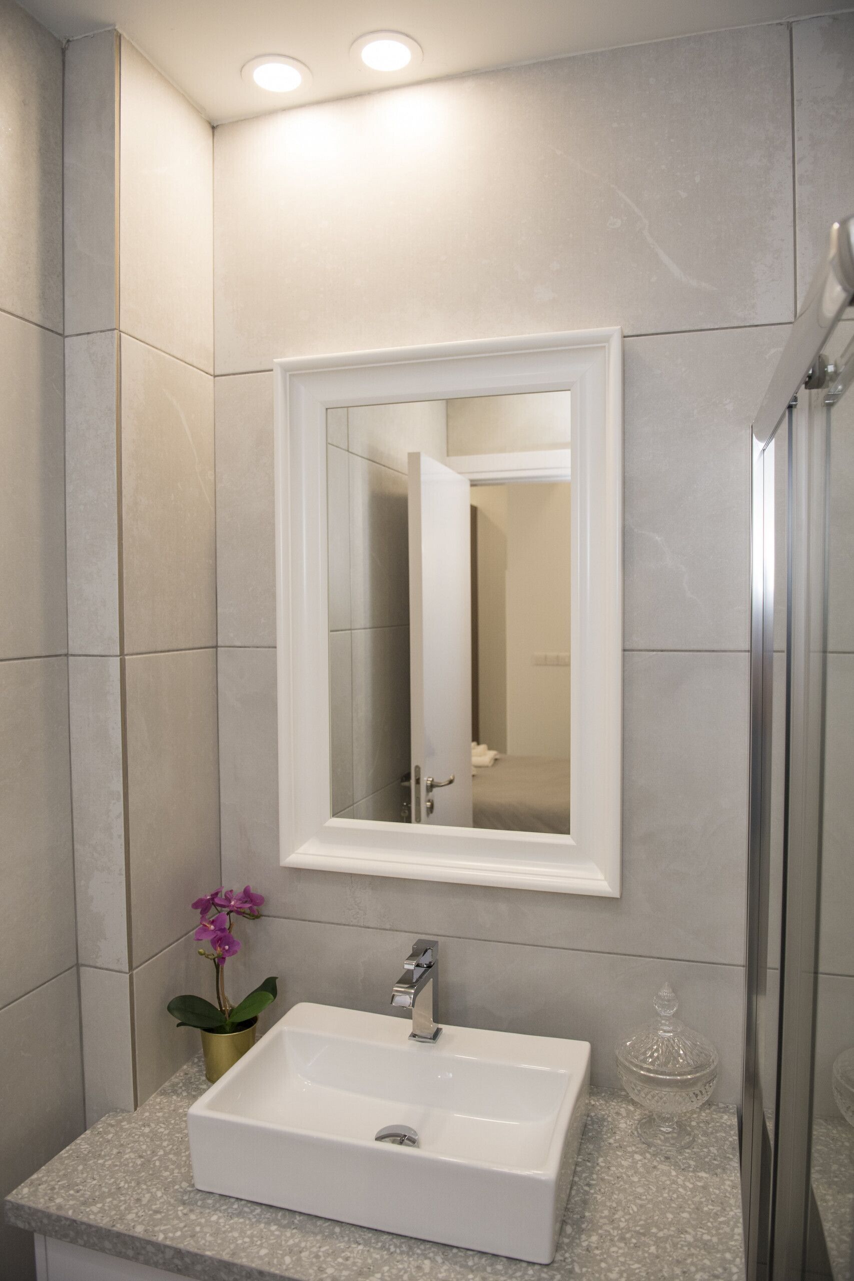 Ducha, artículos de higiene personal gratuitos y secador de pelo