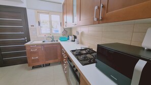 Kühlschrank, Mikrowelle, Ofen, Wasserkocher