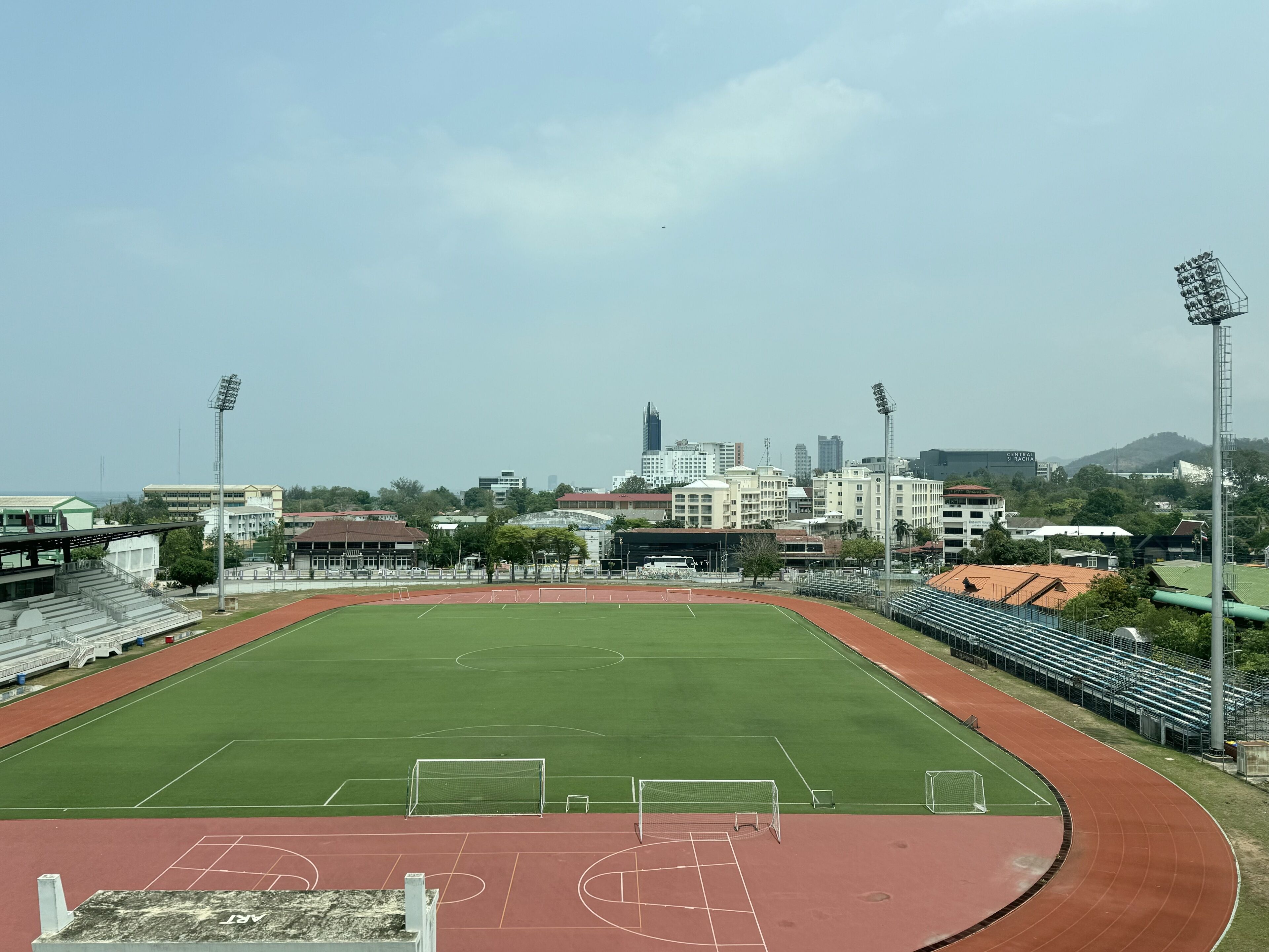 Un stade où l’on pratique des sports, doté d’un terrain vert et d’une piste d’athlétisme.