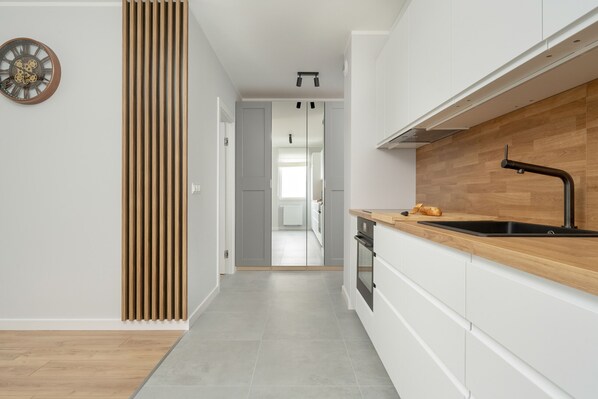 Fridge, microwave, oven, stovetop - Pleasant Decor & Parking by Renters (Wroclaw)