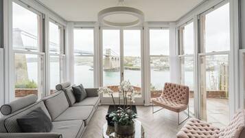 Smart TV, fireplace, video games, DVD player