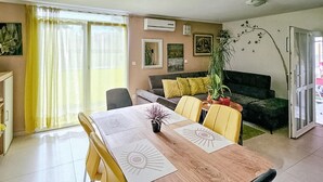 Ein Essbereich mit einem Holztisch, gelben Stühlen und einem Blumentopf.