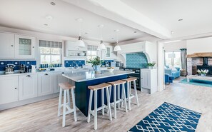 雪櫃、微波爐、焗爐、爐具