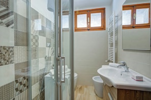 淋浴設備、吹風機、坐浴桶、毛巾