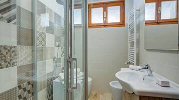 Appartamento familiare, camere multiple (The Secret Garden) | Bagno | Doccia, asciugacapelli, bidet, asciugamani