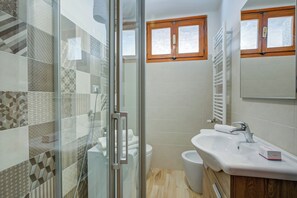 Apartamento familiar, varias habitaciones (The Secret Garden) | Baño | Ducha, secador de pelo, bidé y toallas