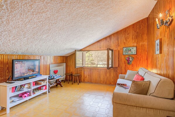 Appartement Familial, 1 chambre (The Secret Garden) | Coin séjour | Télévision à écran plat de 21 pouces avec chaînes par satellite