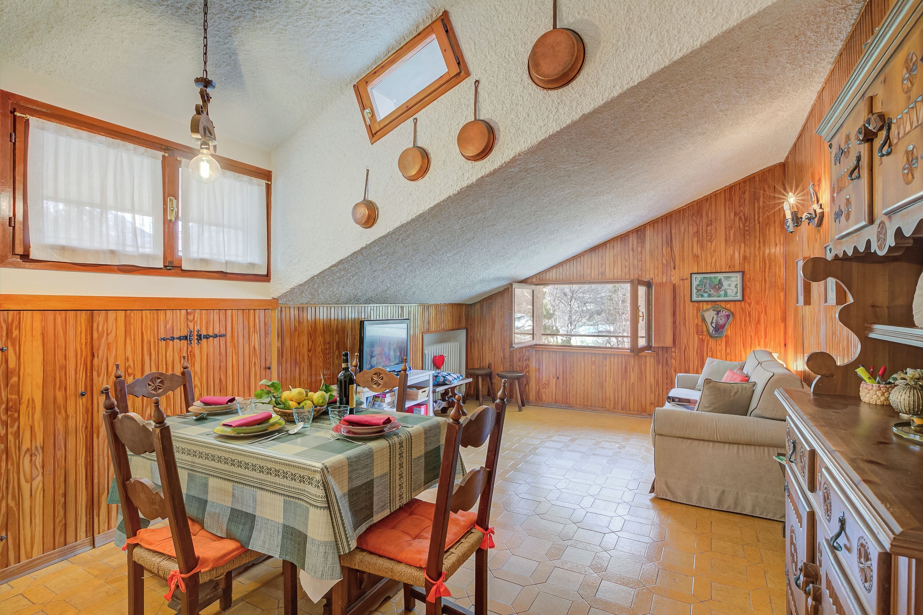 Căn hộ dành cho gia đình, nhiều phòng ngủ (The Secret Garden) | Khu phòng khách | TV màn hình phẳng 21-inch có truyền hình vệ tinh 