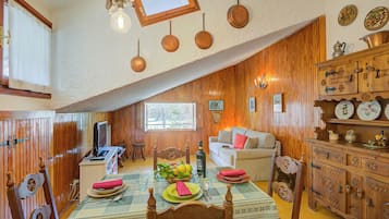 Appartement Familial, plusieurs chambres (The Secret Garden) | Coin séjour | Télévision à écran plat de 21 pouces avec chaßnes par satellite