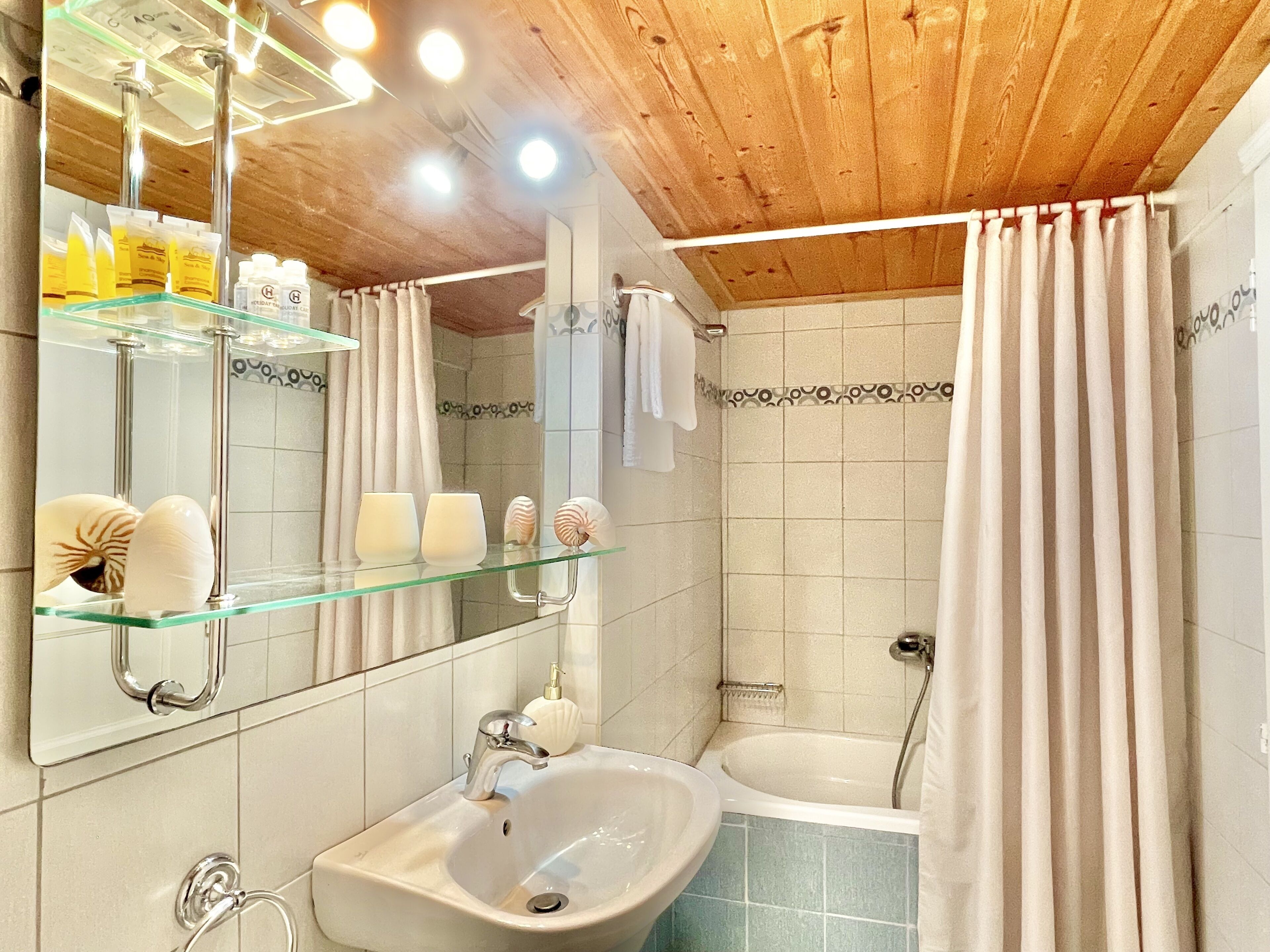 Family Apartment | Bathroom | Combined shower/tub, free toiletries, hair dryer, bidet