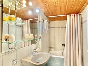 Apartamento familiar | Baño | Ducha y bañera combinadas y artículos de higiene personal gratuitos