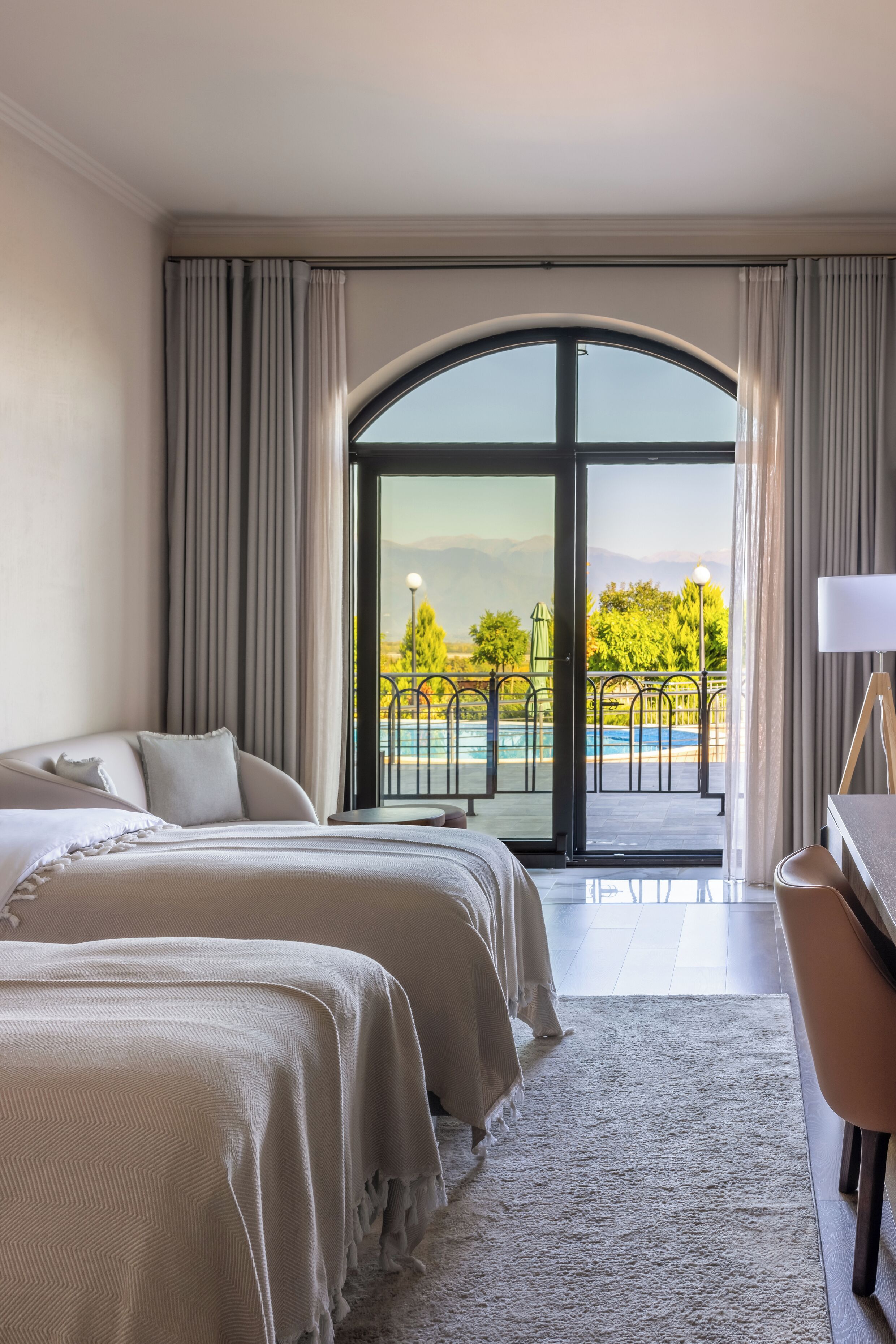 Habitación Premier | Minibar, caja de seguridad en la habitación y escritorio 